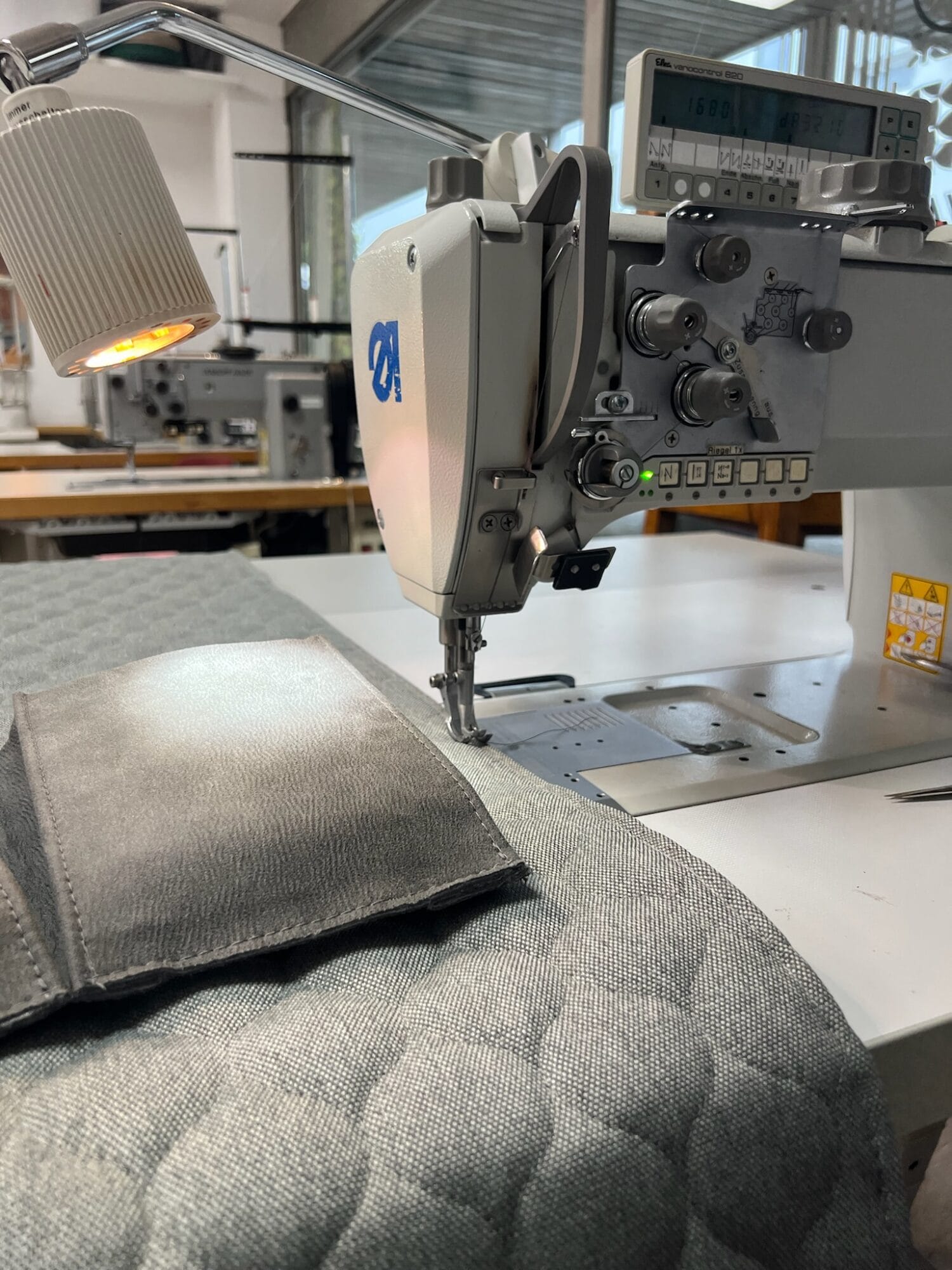 Industrienähmaschine bei der Polsterverarbeitung